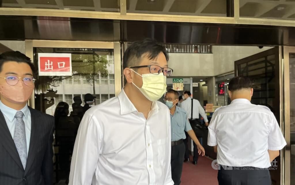 Former Ministry of Labor official Yu Nai-wen (center) is pictured when leaving the court after he was found guilty, on Friday. CNA photo Aug. 19, 2022