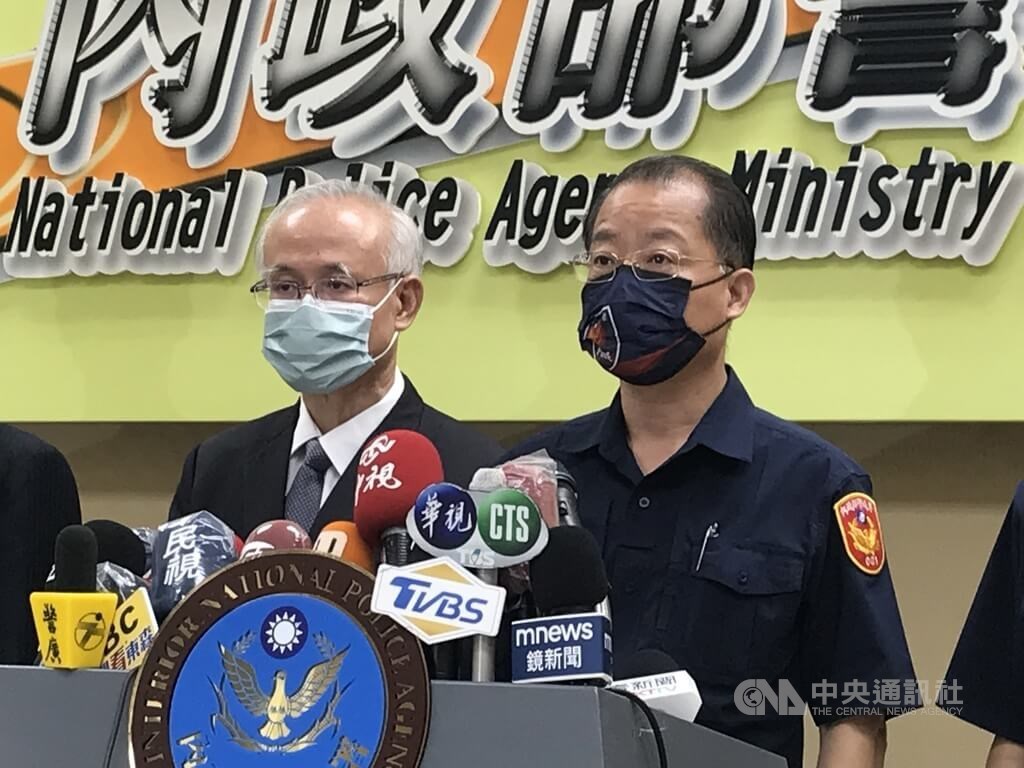 National Police Agency chief Huang Ming-chao (right) and Taiwan High Prosecutors Office Chief Prosecutor Chang Tou-hui are pictured at a press conference in Taipei on Friday. CNA photo Aug. 19, 2022