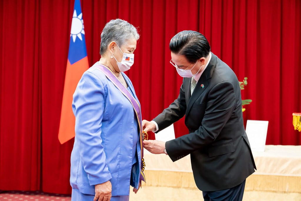 Foreign Minister Joseph Wu (right) conferred the Order of Brilliant Star with Grand Cordon on outgoing Palau Ambassador to Republic of China (Taiwan) Dilmei Louisa Olkeriil. Photo courtesy of Ministry of Foreign Affairs