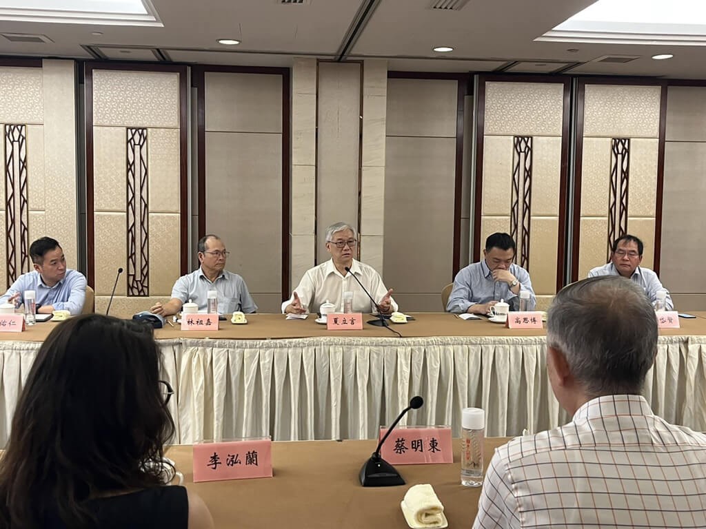 KMT Vice Chairman (facing, center) meets with Taiwanese living in China in Hangzhou Tuesday. Photo courtesy of KMT Culture and Communications Committee
