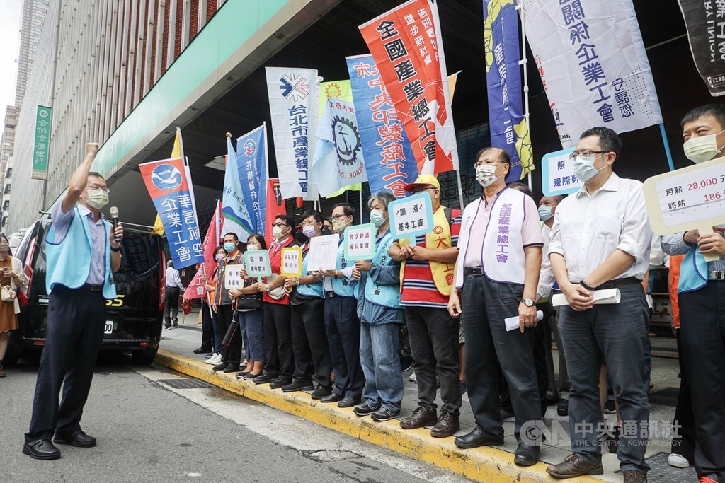 Các thành viên của các nhóm lao động tổ chức một cuộc họp báo trước Bộ Lao động vào sáng thứ Năm, bày tỏ yêu cầu của họ về việc nâng lương tối thiểu hàng tháng và theo giờ lên lần lượt là 28.000 Đài tệ và 186 Đài tệ.  Ảnh CNA ngày 1 tháng 9 năm 2022
