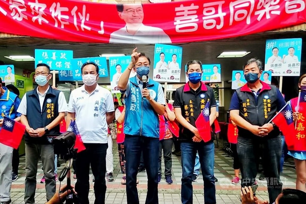 Kuomintang Taoyuan mayoral candidate Simon Chang (center) campaigns in the northern Taiwanese city on Monday. CNA photo Sept. 5, 2022