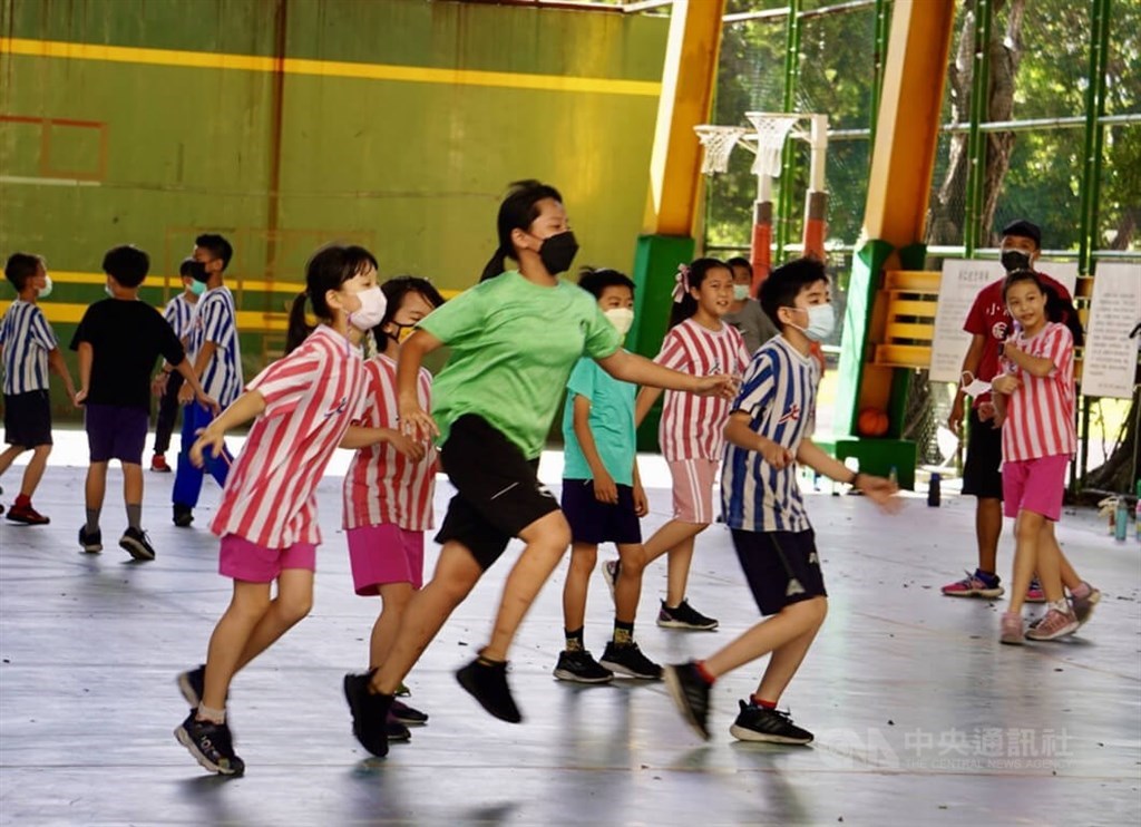 Elementary school students in Kaohsiung are pictured during a PE class. CNA file photo