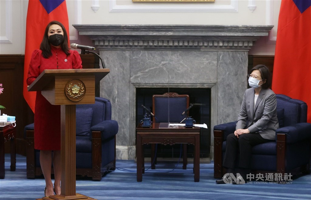 U.S. House Representative Stephanie Murphy (left), vice chair of the House Subcommittee on Intelligence and Special Operations, gives a speech when a congressional delegation she led was received President Tsai Ing-wen in Taipei on Thursday. CNA photo Sept. 8, 2022