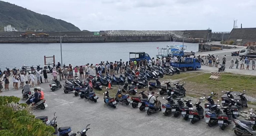 People on Green Island wait to board a ferry back to Taiwan on Saturday, as ferry operators announced the cancellation of services between the two destinations for Sunday due to Typhoon Muifa. Photo courtesy of a reader