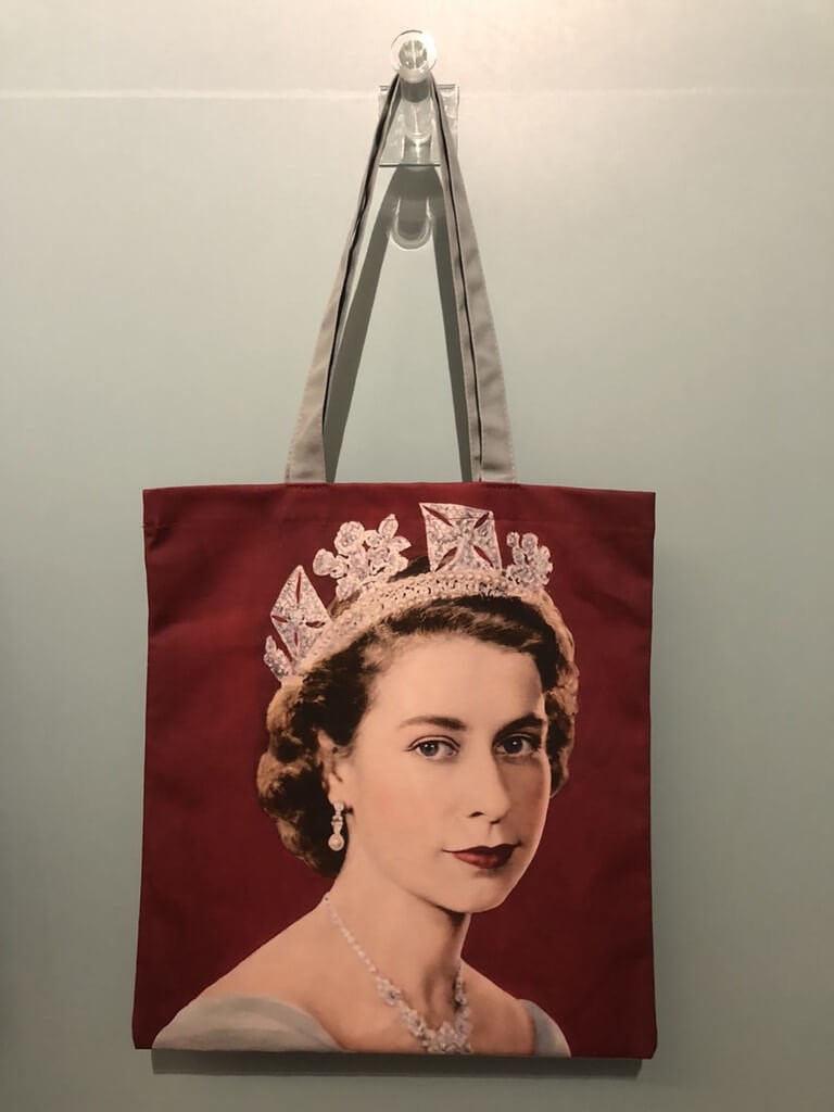 A souvenir tote bag bearing an image of Queen Elizabeth II. Photo courtesy of the Chimei Museum
