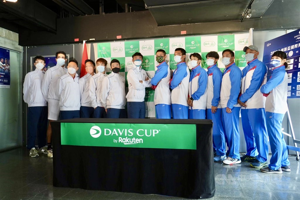 The Hong Kong team (in white) and Taiwan team (in white and blue). CNA photo Sept. 16, 2022