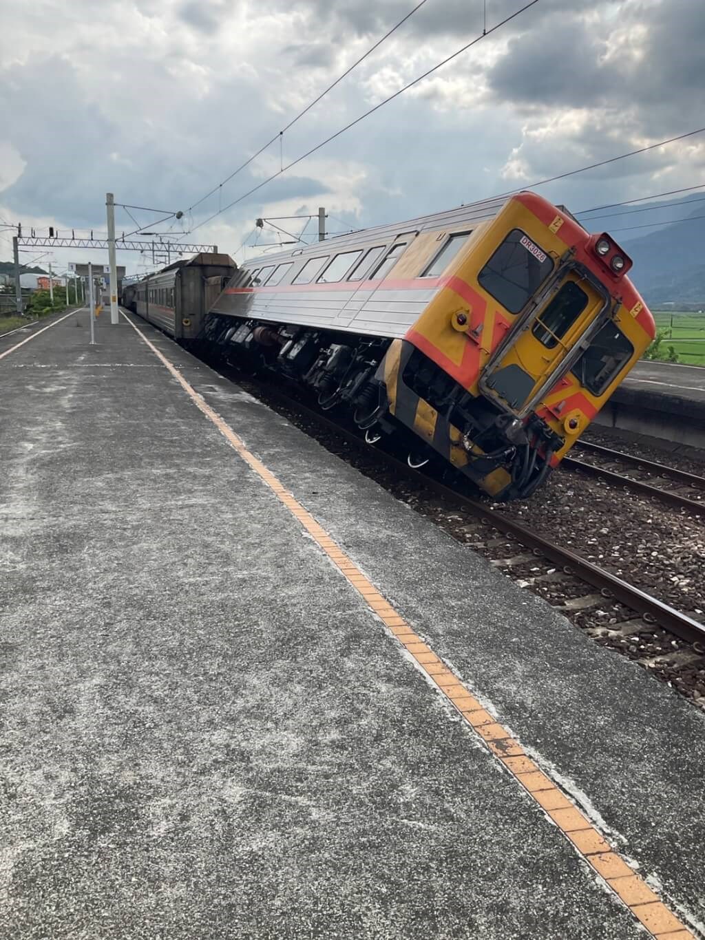 An express train is derailed at Dongli Station in Fuli Township, Hualien County. Photo courtesy of a local resident