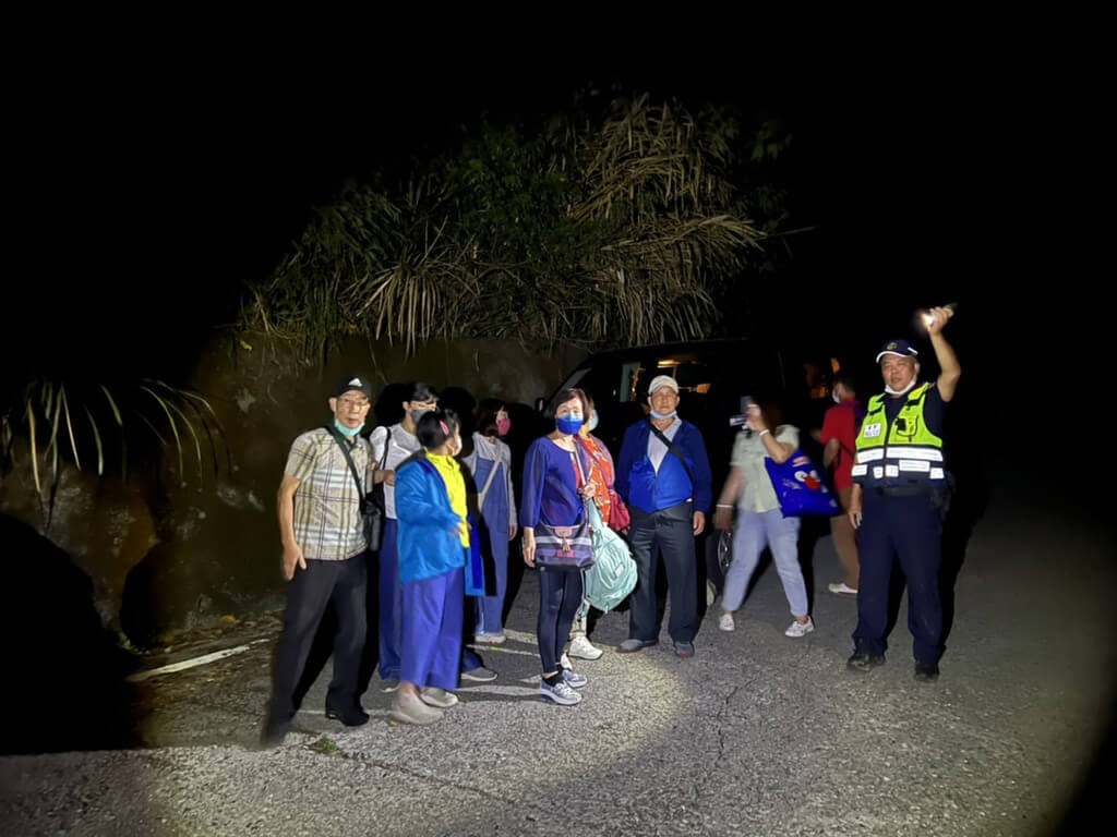 Found tourists being guided off a Hualien mountain by police. Photo courtesy of Yuli Police.