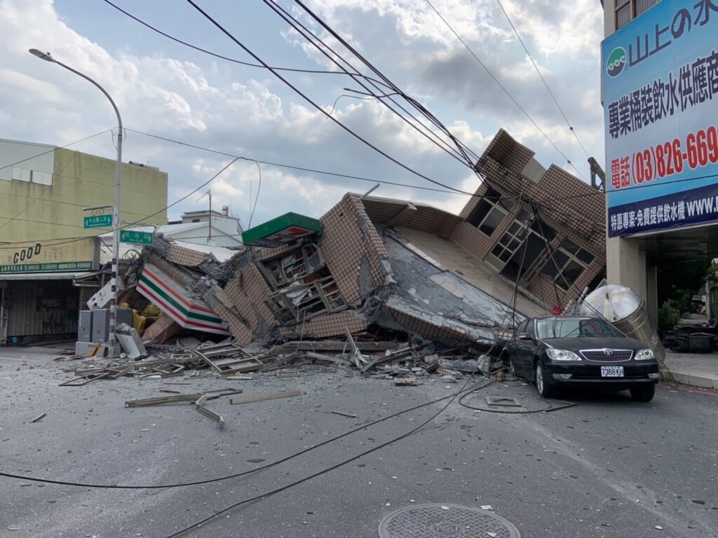 A convenience store in Yuli Township, Hualien County collapses after a series of earthquakes in the neighboring Taitung County on Sunday. Photo courtesy of local police