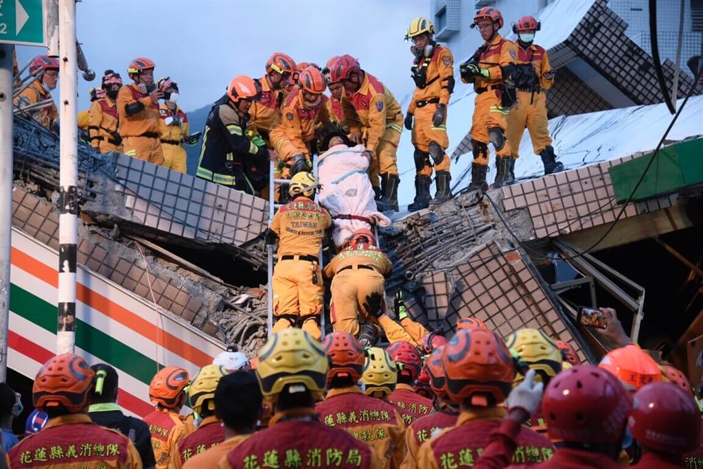 People being rescued from the collapsed 7-Eleven. Photo courtesy of the Hualien County Government Sept. 18, 2022