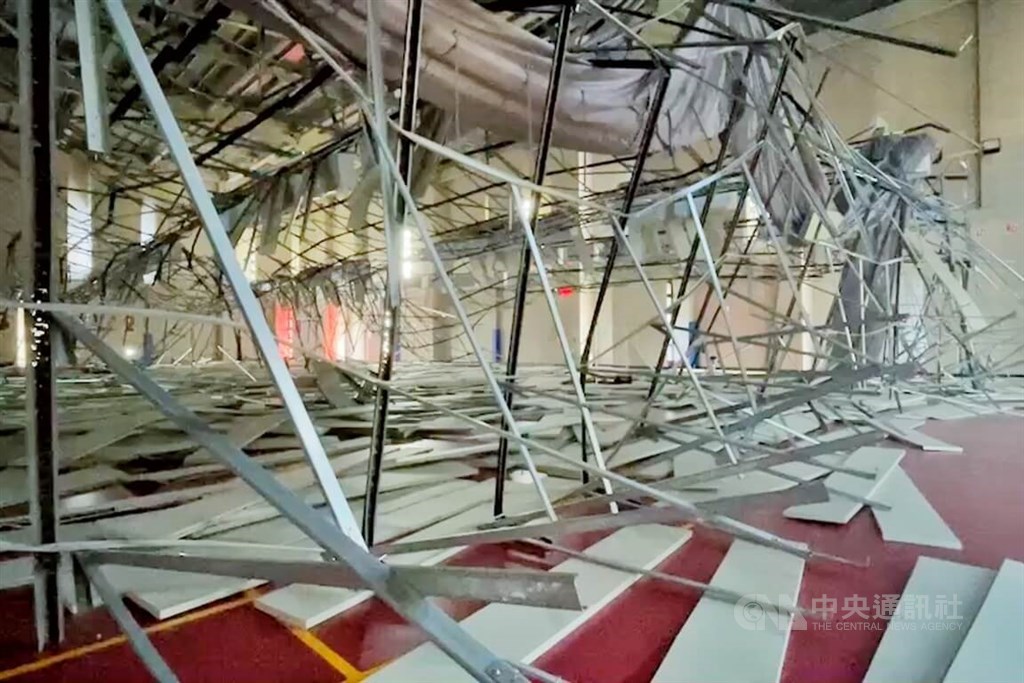 The fallen ceiling of a Taoyuan badminton court. CNA photo Sept. 18, 2022