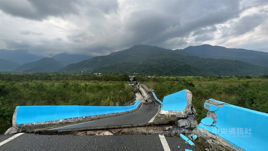 The collapsed Luntien Bridge in Hualien. CNA photo Sept. 18, 2022