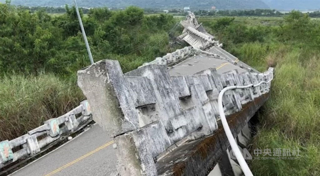 The collapsed Gaoliao Bridge in Hualien. CNA photo Sept. 18, 2022