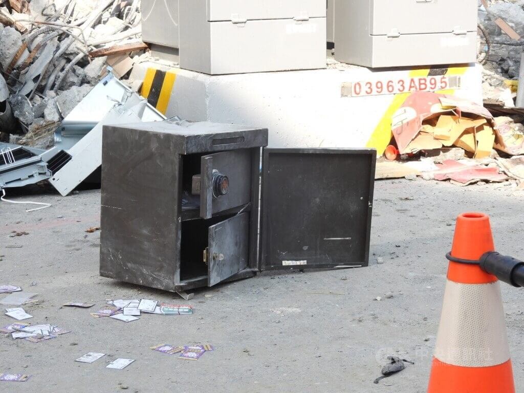 The safety box of a 7-Eleven convenience store is located by the search team on Monday after the building housing the store collapsed following a series of earthquakes a day earlier. CNA photo Sept. 19, 2022
