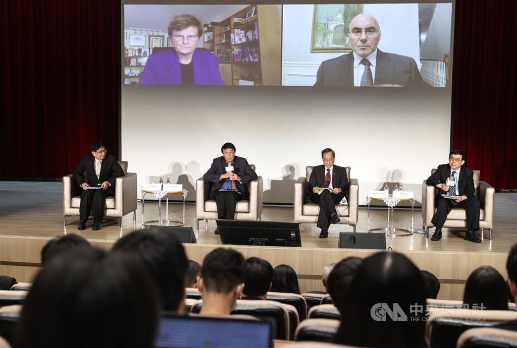 2022 Tang Prize in Biopharmaceutical Science winners Drew Weissman (right, onscreen) and Katalin Karikó (left, onscreen) attend virtually a talk held in Taipei Tuesday. CNA photo Sept. 20, 2022
