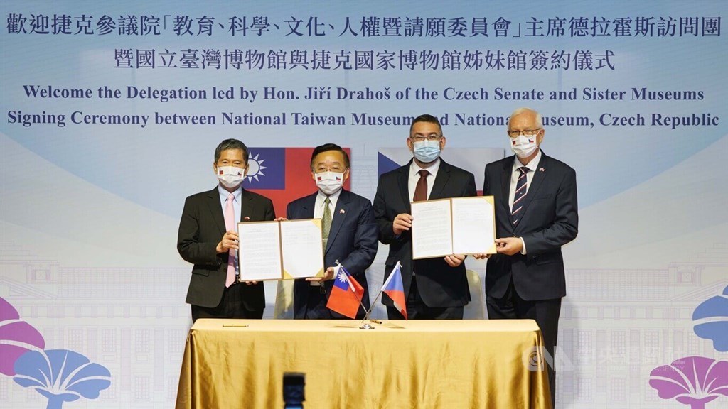 National Taiwan Museum in Taipei and the National Museum in Prague inks an agreement to establish a sister museum relationship on Thursday in Taipei. CNA photo Sept. 22, 2022