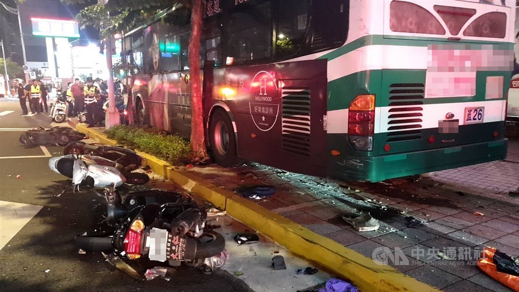 The Sanchung bus driven by Hsu plows onto a sidewalk in Neihu on Sept. 21, 2022. CNA file photo