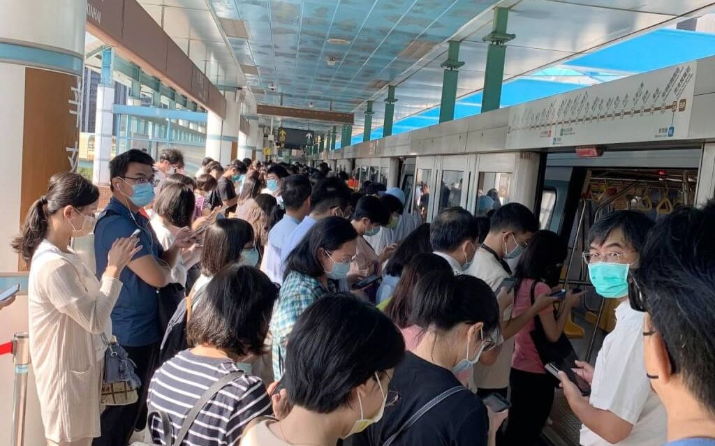 Passengers get stuck on the MRT platform on Friday morning as they wait for the problems to be fixed. Photo courtesy of a reader