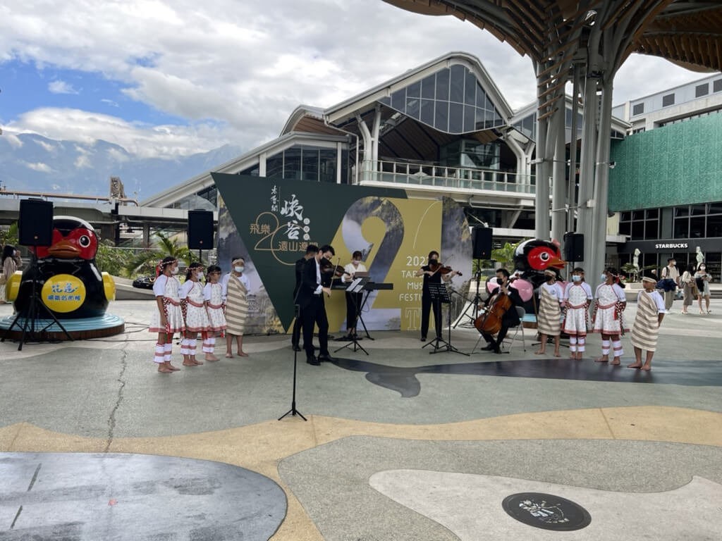 A group of musicians staging a surprise performance at a plaza in front of the Hualien Train Station on Saturday. Photo courtesy of the Taroko National Park Headquarters