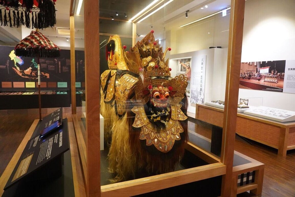 A work created based on Barong, a mystic creature in the Balinese culture, by Indonesian artist known as "I Made Muji." Photo courtesy of National Taiwan Museum