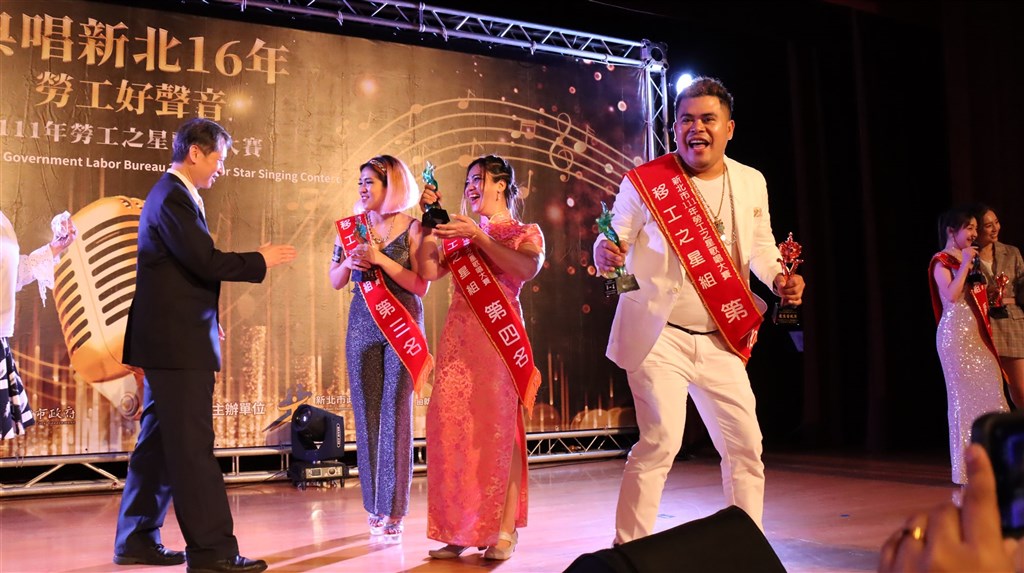 Ludifredo Mampo Icnad (fourth left), Risa Lauren Suyu (second left), Edna Manalo Galvan Photo (third left), and New Taipei Labor Affairs Department Commissioner Chen Jui-chia (left). Photo courtesy of New Taipei Labor Affairs Department