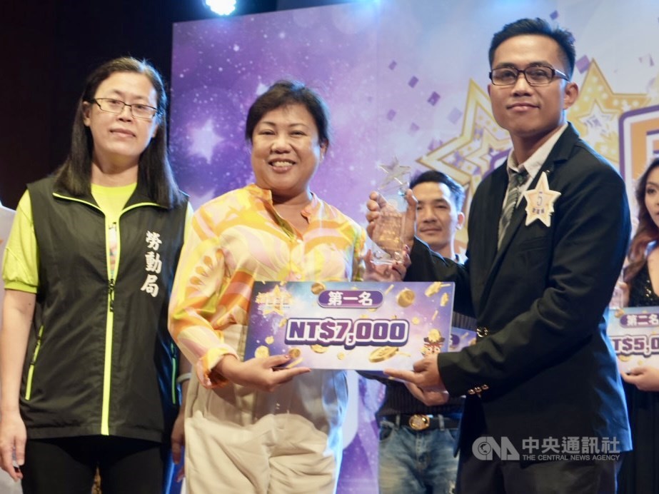 MECO Director for Development Cooperation Irene Tan (center), Garidos Luciano Jr. Hibaya (front, right), and Taoyuan Department of Labor section chief Chen Chiu-mei (left). CNA photo Sept. 26, 2022