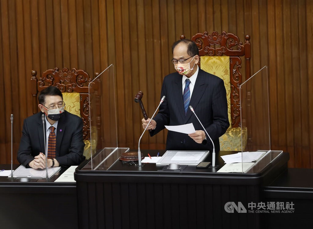 Legislative Speaker You Si-kun (right) announced the approval of amendments to the Act Governing the Use of Police Weapons. CNA photo Sept. 30, 2022
