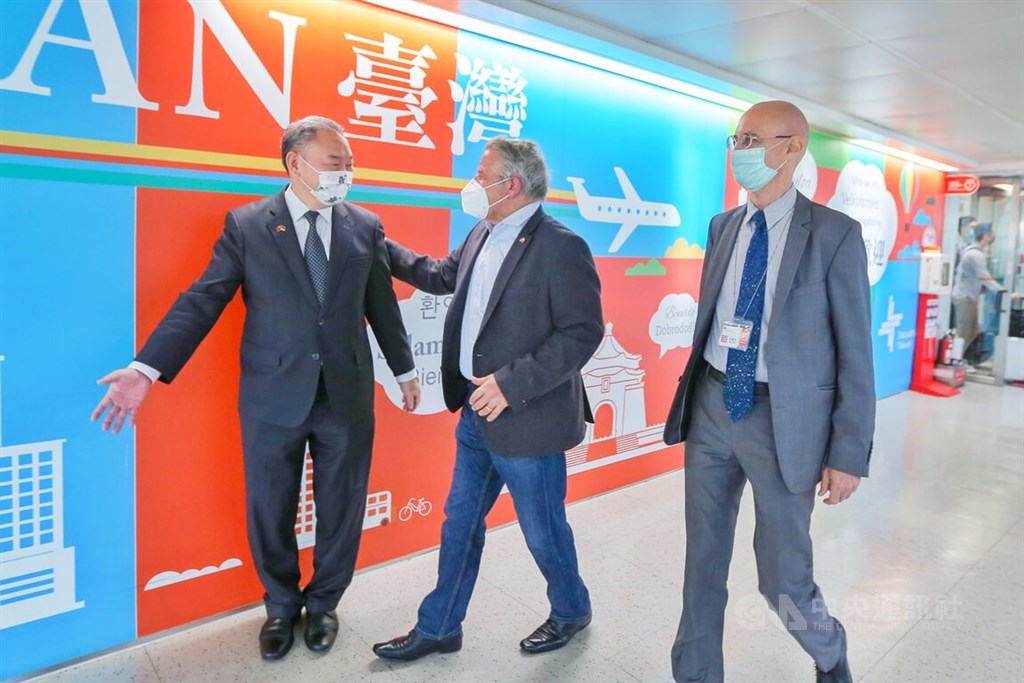 Vice Foreign Minister Alexander Yui (left) chats with German-Taiwan Parliamentary Friendship Group Chairman Klaus-Peter Willsch (center), after a German parliamentarian delegation arrived at the Taoyuan International Airport Sunday morning. CNA photo Oct. 2, 2022