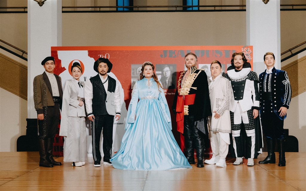 The main cast members of "Otello" pose for group photos during a recent news conference in Taipei. Photo courtesy of Taipei Symphony Orchestra