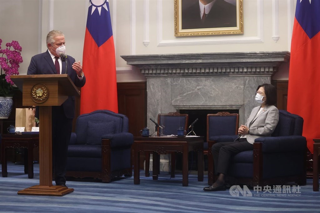 German lawmaker Klaus-Peter Willsch (left) and Taiwan President Tsai Ing-wen (right) at the Presidential Office on Monday. CNA photo Oct. 3, 2022