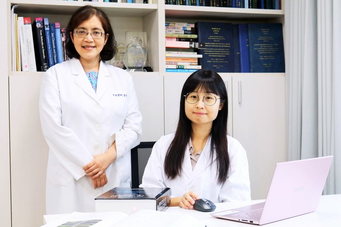NYCU professor Lee Yi-Hsuan (left) and a fellow researcher. Photo courtesy of the NYCU (Helpline services available in Taiwan: 1925 and 1995)