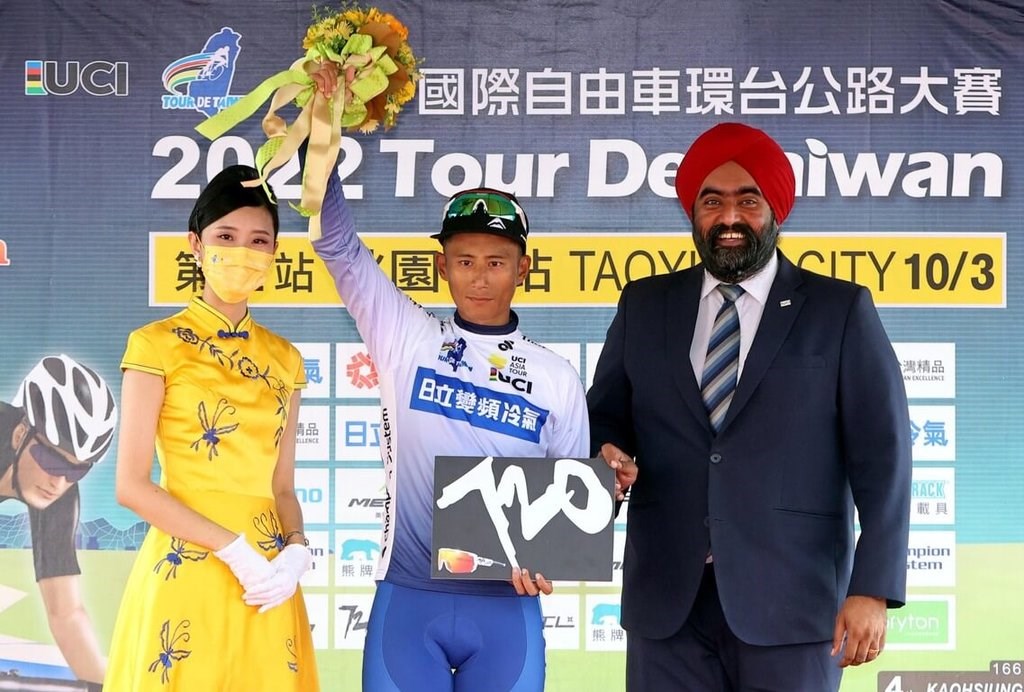 Taiwanese cyclist Feng Chun-kai (center) first takes the blue jersey on the second day of Tour de Taiwan on Monday. Photo courtesy of Tour de Taiwan