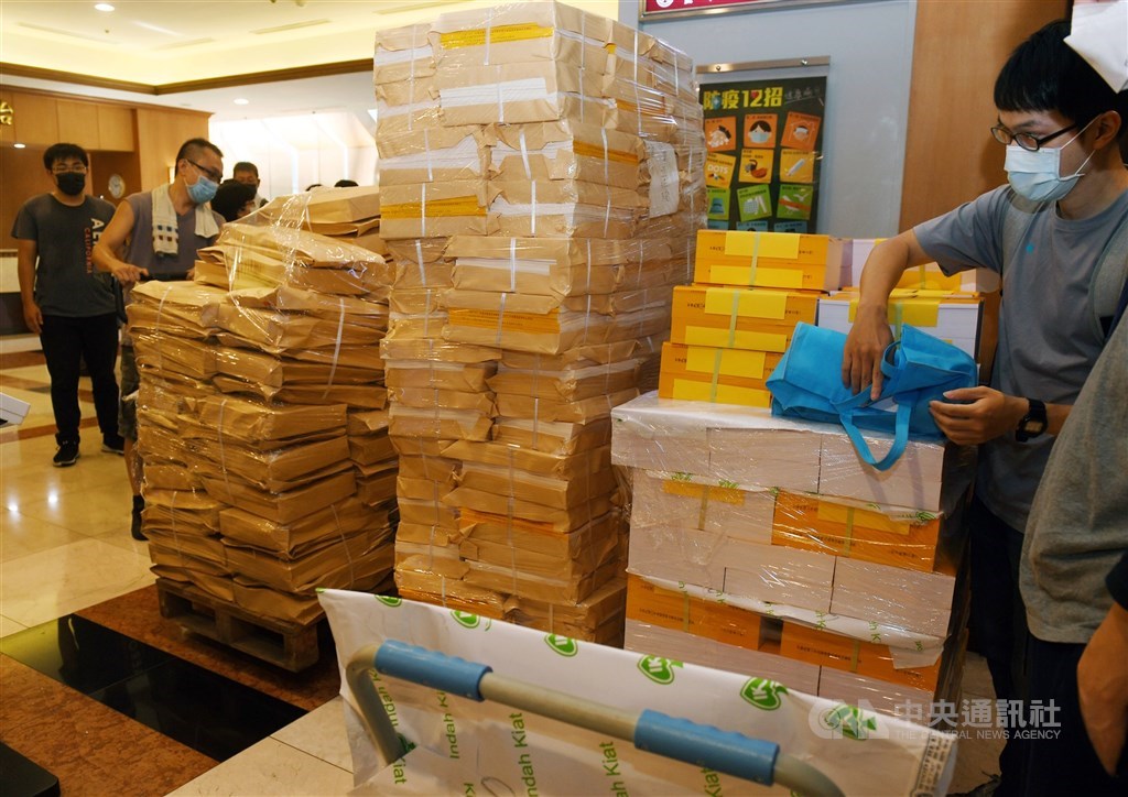 Part of the central government budget in text for all lawmakers are delivered to the Legislative Yuan on Aug. 31. CNA file photo