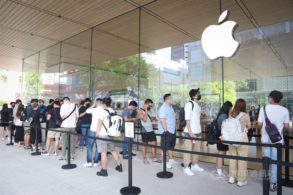 People line up outside an Apple Store in Taipei when sales of iPhone 14 began on Sept. 16. CNA file photo