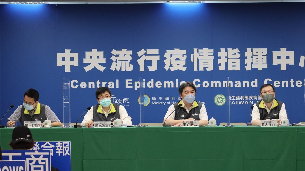 Deputy Minister of Health and Welfare Victor Wang (second right), CDC Director-General Chou Jih-haw (second left), and Chou