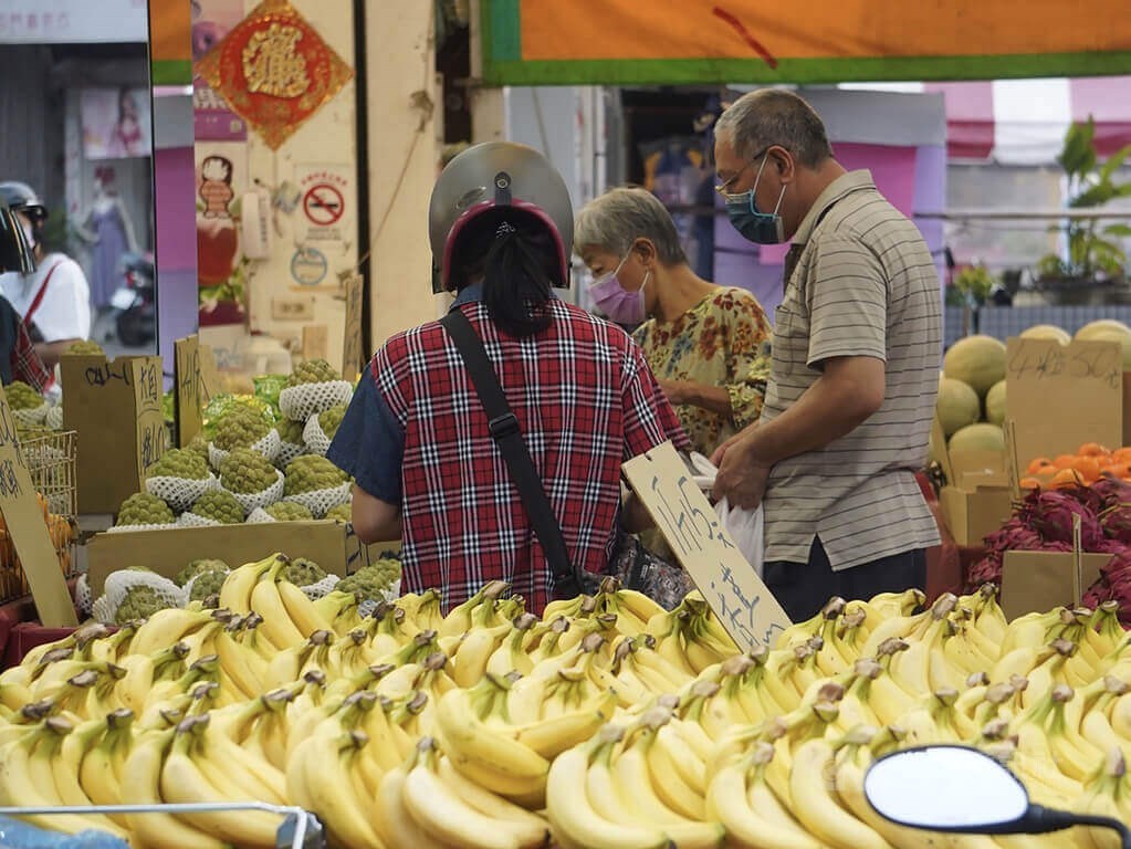 People browse for produce sold at a fruit stand in Kaohsiung on Thursday. CNA photo Oct. 6, 2022