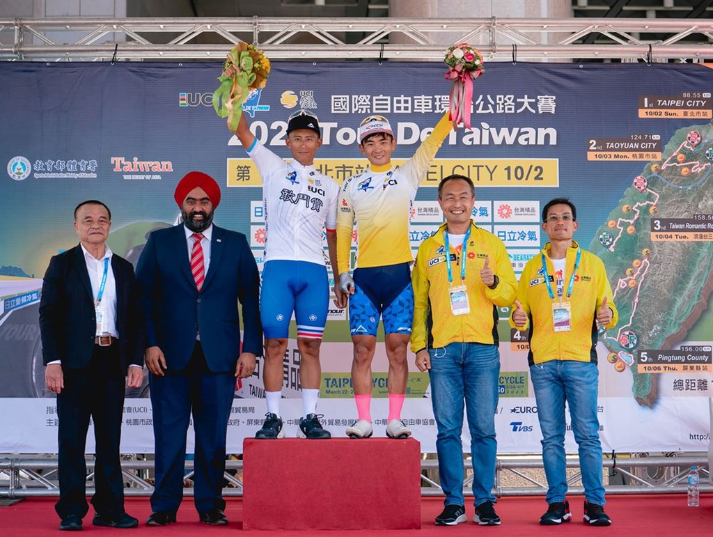 Taiwanese cyclist Feng Chun-kai (third left). Photo courtesy of Tour de Taiwan