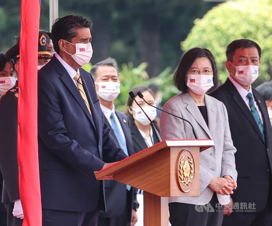 Palauan President Surangel S. Whipps, Jr. (left) expresses his wish to deepen ties with Taiwan at a military ceremony hosted by President Tsai Ing-wen (second left) to welcome him. CNA photo Oct. 6, 2022