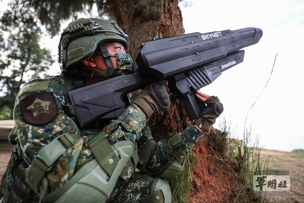 A soldier in Kinmen demonstrates the use of a drone jamming gun. File photo courtesy of Military News Agency