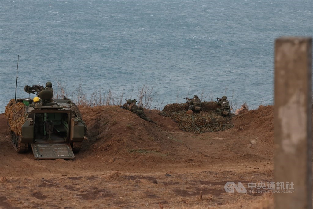 Soldiers stationed in Penghu County take part in a monthly live-fire drill on Wednesday. CNA photo Oct. 19, 2022