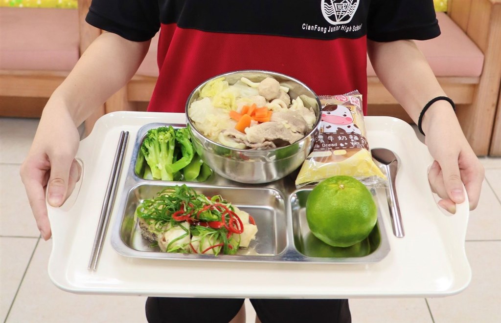 2-junior-high-schools-in-kaohsiung-begin-serving-china-banned-fish