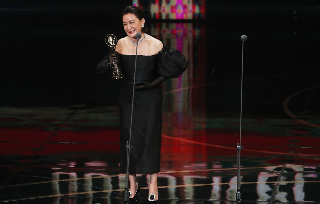 Veteran Taiwanese opera actress Chen Ya-lan and her Best Leading Actor Award. CNA photo Oct. 22, 2022