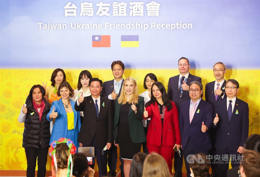 Taiwan politicians and Taiwan-Ukraine Parliament Members Friendship Association members pose together for a photo at the Taiwan-Ukraine Friendship reception held at Taipei Guest House on Wednesday. CNA photo Oct. 26, 2022