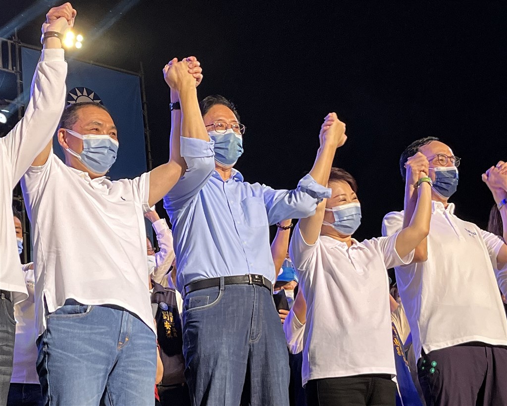 KMT Chairman Eric Chu (right), New Taipei Mayor Hou Yu-ih (left) and KMT