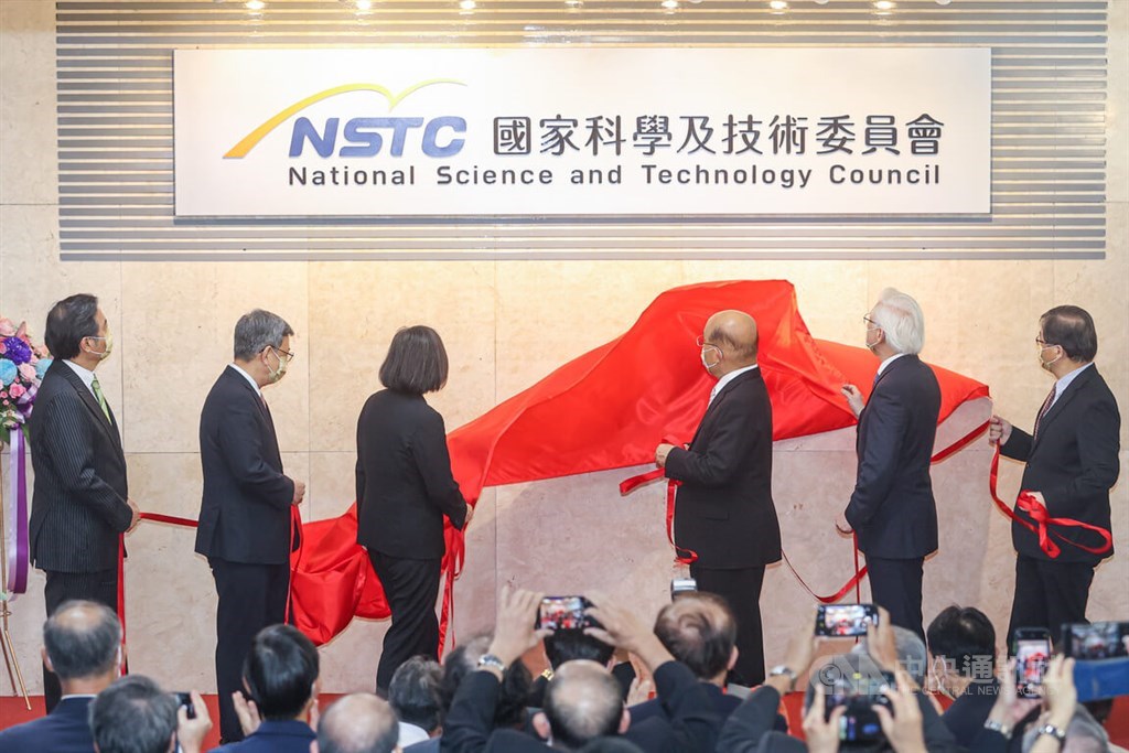 President Tsai Ing-wen (third left) and Premier Su Tseng-chang (third right) unveil the reorganized National Science and Technology Council on July 27. CNA file photo