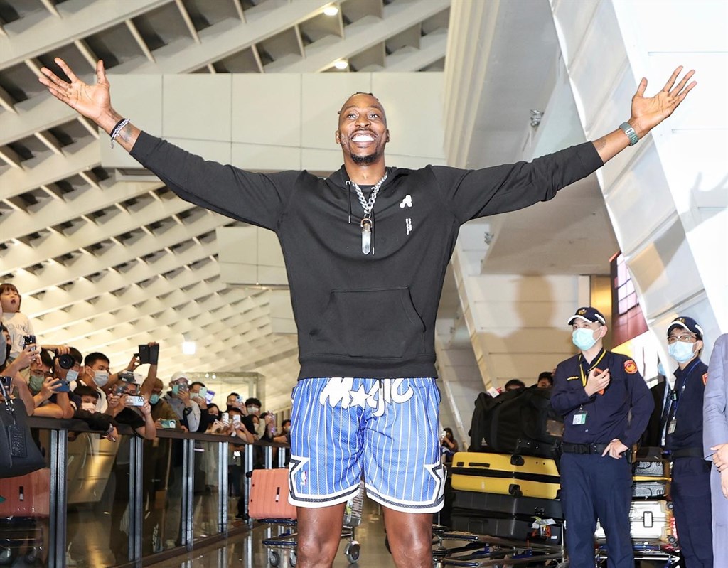 Dwight Howard comes to Taiwan with a big hug at the lobby of Taoyuan International Airport on Thursday night. Photo taken from Taoyuan Leopards