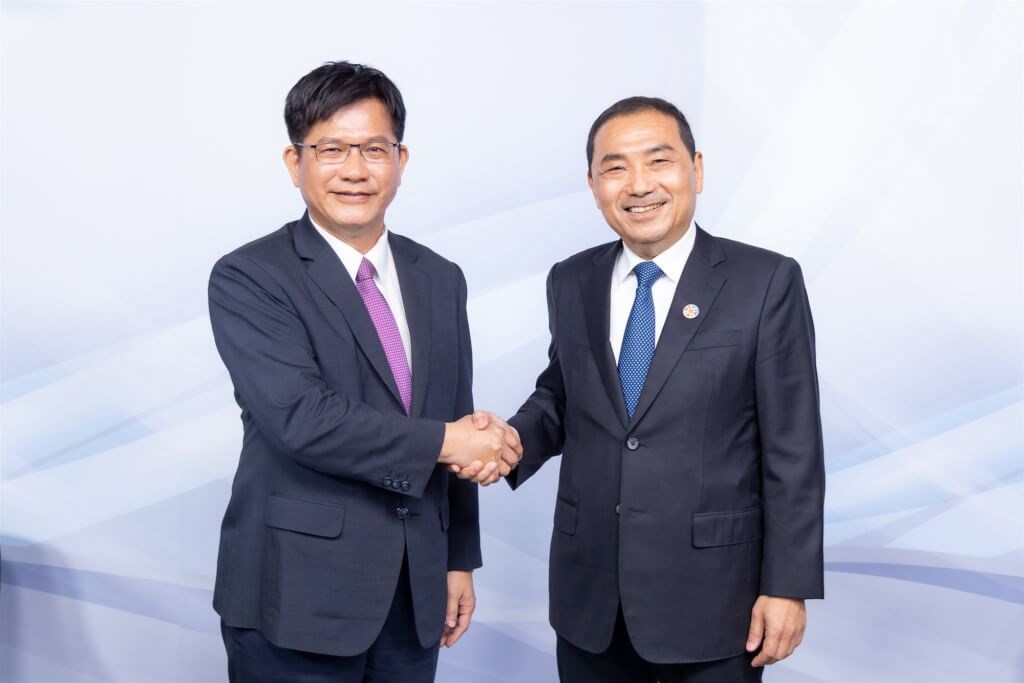 DPP New Taipei mayoral candidate Lin Chia-lung (left) and incumbent New Taipei Mayor Hou Yu-ih. Photo courtesy of New Taipei Election Commission