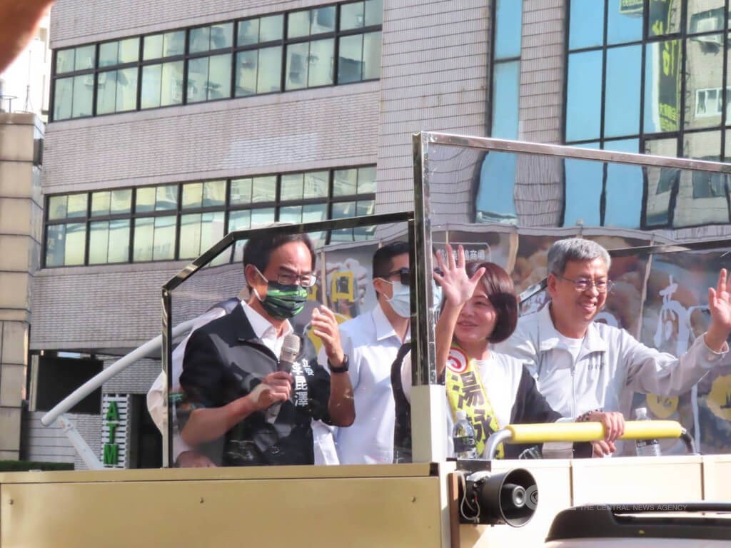 Former Vice President Chen Chien-jen (陳建仁, right) and DPP Legislator Lee Kun-tse (李昆澤) are part of the ruling party