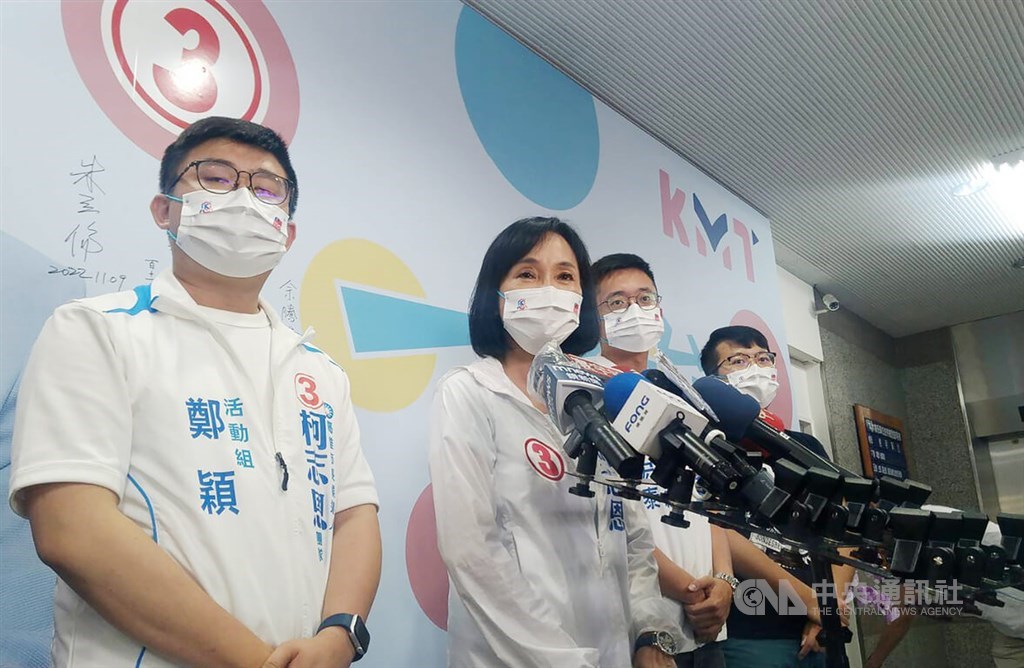 KMT Kaohsiung mayoral candidate Ko Chih-en (柯志恩, second left) speaks to reporters on Monday before campaigning for votes in a motorcade across Kaohsiung later in the day. CNA photo Nov. 14, 2022